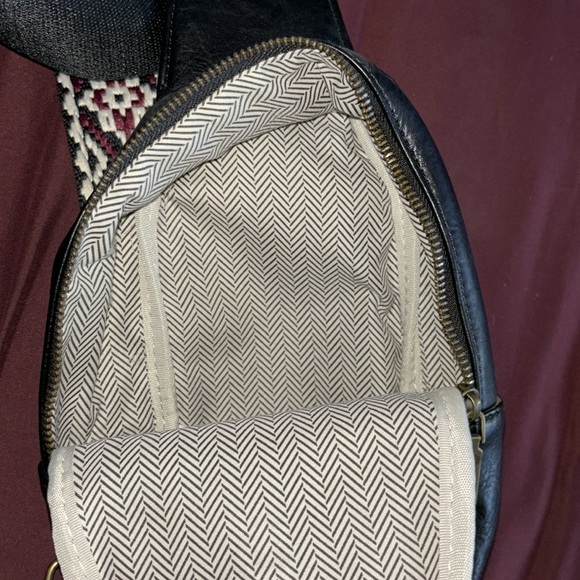 BLACK SLING BAG - Picture 6 of 6